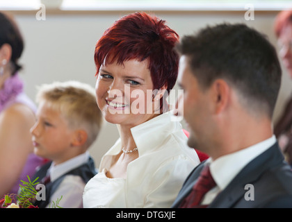 Braut in Liebe betrachten des Bräutigams während der Trauung Stockfoto