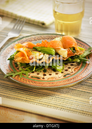 Geräucherter Lachs, geräucherten Kabeljau und Pak-Choy Kohl auf knackige Wonton Nudeln Stockfoto