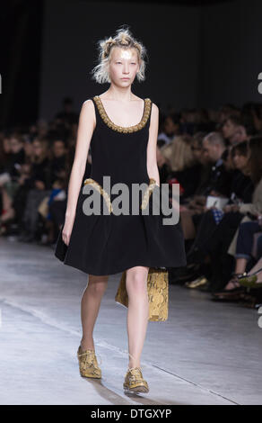 18. Februar 2014, London, England, UK. Ein Modell geht die Start-und Landebahn auf der Messe Simone Rocha während der London Fashion Woche AW14 in der Topshop zeigen Raum/Tate Modern. Bildnachweis: CatwalkFashion/Alamy Live-Nachrichten Stockfoto