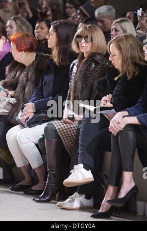 18. Februar 2014, London, England, UK. Vogue Editor Anna Wintour besucht die Simone Rocha-Show während der London Fashion Woche AW14 in der Topshop zeigen Raum/Tate Modern. Bildnachweis: CatwalkFashion/Alamy Live-Nachrichten Stockfoto
