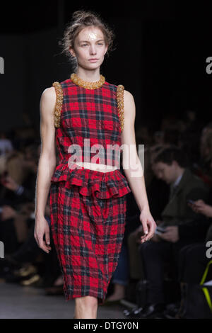 18. Februar 2014, London, England, UK. Ein Modell geht die Start-und Landebahn auf der Messe Simone Rocha während der London Fashion Woche AW14 in der Topshop zeigen Raum/Tate Modern. Bildnachweis: CatwalkFashion/Alamy Live-Nachrichten Stockfoto