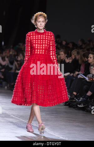 18. Februar 2014, London, England, UK. Ein Modell geht die Start-und Landebahn auf der Messe Simone Rocha während der London Fashion Woche AW14 in der Topshop zeigen Raum/Tate Modern. Bildnachweis: CatwalkFashion/Alamy Live-Nachrichten Stockfoto