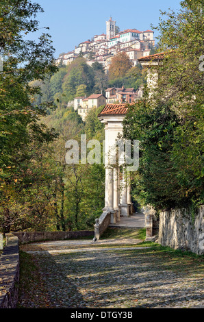 Blick von Kapelle XI gegenüber der Wallfahrtskirche Santa Maria del Monte, historischer Pilgerweg, der Sacro Monte di Varese oder Stockfoto