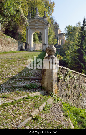 Arco di San Ambrosio Arch und Kapelle XI, historischer Pilgerweg zur Wallfahrtskirche Santa Maria del Monte Sacro Monte Stockfoto