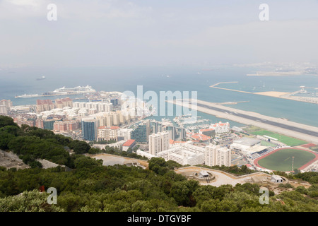 Hafen, Yachthafen und Start-und Landebahn des Flughafen Gibraltar oder North Front Flugplatz, San Felipe Pier in Spanien und Bucht Stockfoto