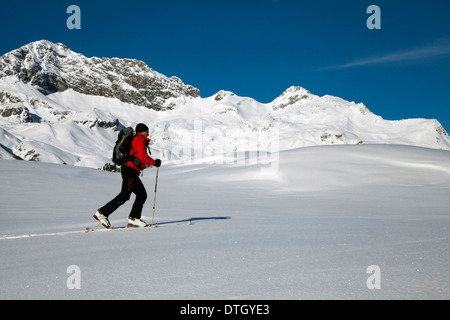 Skitourengeher im Hochtal über Lech am Arlberg, Mt Mohnenfluh auf der Rückseite, Vorarlberg, Österreich Stockfoto