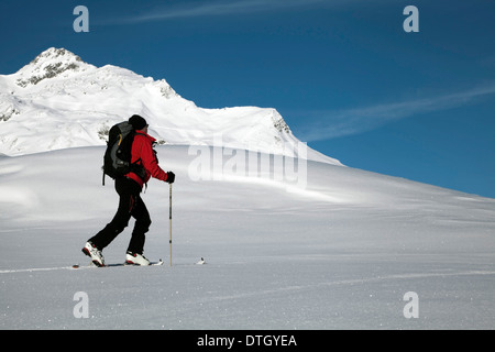 Skitourengeher im Hochtal über Lech am Arlberg, Vorarlberg, Österreich Stockfoto