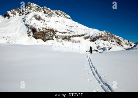 Skitourengeher im Hochtal über Lech am Arlberg, Vorarlberg, Österreich Stockfoto