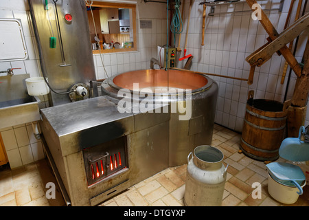 Käseherstellung in einer alpinen Molkerei, Alpe Obere Falz-Alm in der Nähe von Schetteregg, Ei, Bregenzer Wald, Vorarlberg, Österreich Stockfoto