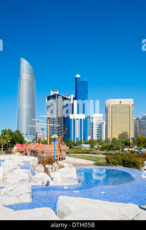 Skyline des Geschäftsviertels und Park an der Corniche in Abu Dhabi Vereinigte Arabische Emirate Stockfoto