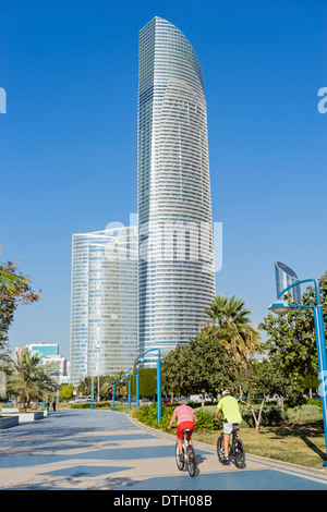 Landmark Tower und Zyklus verfolgen an der Corniche in Abu Dhabi Vereinigte Arabische Emirate Stockfoto