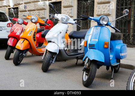 Vespas parkten in einer Zeile in einer Nebenstraße, Wien, Österreich Stockfoto