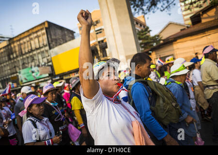 Bangkok, Thailand. 18. Februar 2014. Anti-Regierungs-Demonstranten marschieren zum Government House in Bangkok. Anti-Regierungs-Demonstranten ausgerichtet mit Suthep Thaugsuban und das Volk demokratische Reform Committee (Separatistischen) stießen mit der Polizei Dienstag. Demonstranten eröffneten das Feuer auf die Polizisten mit Gewehren und Pistolen. Polizei erwiderte das Feuer mit scharfer Munition und Gummigeschossen. Bildnachweis: ZUMA Press, Inc./Alamy Live-Nachrichten Stockfoto