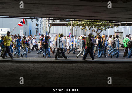 Bangkok, Thailand. 18. Februar 2014. Anti-Regierungs-Demonstranten marschieren zum Government House in Bangkok. Anti-Regierungs-Demonstranten ausgerichtet mit Suthep Thaugsuban und das Volk demokratische Reform Committee (Separatistischen) stießen mit der Polizei Dienstag. Demonstranten eröffneten das Feuer auf die Polizisten mit Gewehren und Pistolen. Polizei erwiderte das Feuer mit scharfer Munition und Gummigeschossen. Bildnachweis: ZUMA Press, Inc./Alamy Live-Nachrichten Stockfoto