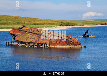 Dem zweiten Weltkrieg Boot versenkt absichtlich zum Schutz des natürlichen Hafens von Scapa Flow, South Ronaldsay, Orkney, Schottland Stockfoto