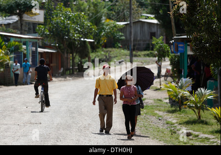 Menschen zu Fuß auf einer unbefestigten Straße in der Ortschaft Rio Blanco, Nicaragua Stockfoto