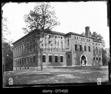 Eine historische Fotografie des Herron Gymnasiums an der Miami University, aufgenommen aus dem Nordwesten um 1897. Dieses Bild zeigt das architektonische Design des Gebäudes und seine Bedeutung als Teil der frühen Infrastruktur der Universität in Oxford, Ohio. Stockfoto