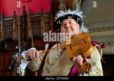 Musiker in historischen Kostümen auf eine mittelalterliche Geige, Edinburgh Castle, Edinburgh, Schottland, Vereinigtes Königreich Stockfoto