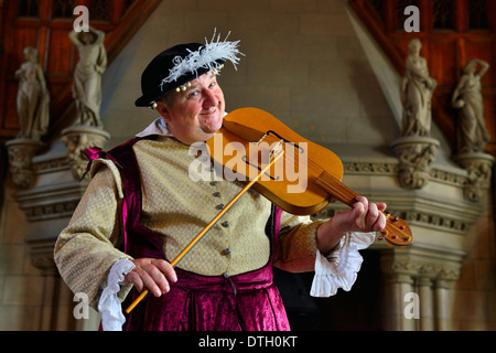 Musiker in historischen Kostümen auf eine mittelalterliche Geige, Edinburgh Castle, Edinburgh, Schottland, Vereinigtes Königreich Stockfoto