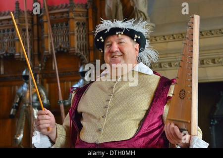 Musiker in historischen Kostümen auf einem mittelalterlichen Psalterium, Edinburgh Castle, Edinburgh, Schottland, Vereinigtes Königreich Stockfoto