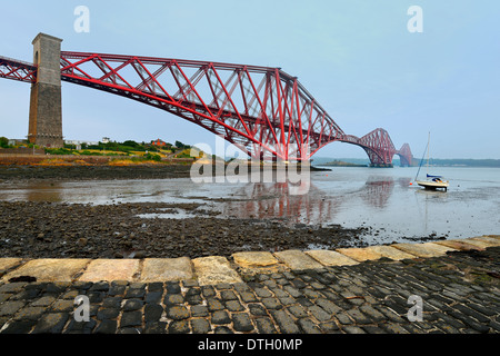 Forth Bridge oder Forth Rail Bridge, Eisenbahn Brücke über den Firth von weiter, North Queensferry, Fife, Schottland, Vereinigtes Königreich Stockfoto