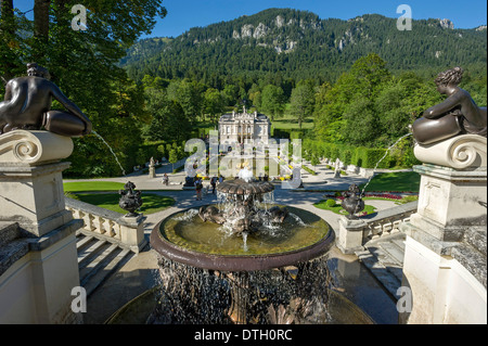 Terrassengärten mit dem Naiad-Brunnen auf dem Gelände von Schloss Linderhof Palace, obere Bayern, Bayern, Deutschland Stockfoto