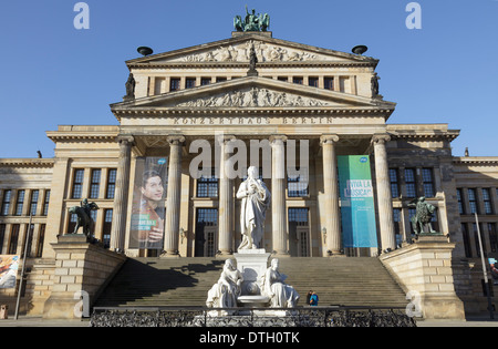 Konzerthaus und Schiller Statue am Gendarmenmarkt, Berlin, Deutschland Stockfoto