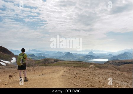 Trekking im Hochland, Frau stand vor einer weiten mit Blick auf eine Berglandschaft, Laugavegur-Wanderweg Stockfoto