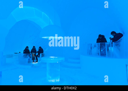 Eis-Kunst, Leute sitzen in der Icebar, Jukkasjärvi Icehotel, Lappland, Norrbotten Grafschaft, Schweden, Skandinavien Stockfoto