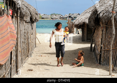 Kuna indische Frau und Kinder, Nalunega, San Blas Inseln, Karibik, Panama Stockfoto