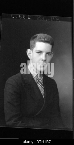 Eine Sammlung von Porträtfotos aus dem Jahrbuch der McGuffey High School von 1937, die das akademische und soziale Leben der Schüler in Ohio Mitte des 20. Jahrhunderts widerspiegeln. Stockfoto