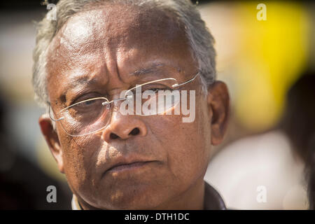 Bangkok, Thailand. 18. Februar 2014. SUTHEP THAUGSUBAN Spaziergänge durch Bangkok, nachdem seine Anhänger mit der Polizei Dienstag kämpfte. Anti-Regierungs-Demonstranten ausgerichtet mit Suthep und die Menschen demokratische Reform Committee (Separatistischen) stießen mit der Polizei Dienstag. Demonstranten eröffneten das Feuer auf die Polizisten mit Gewehren und Pistolen. Polizei erwiderte das Feuer mit scharfer Munition und Gummigeschossen. Bildnachweis: ZUMA Press, Inc./Alamy Live-Nachrichten Stockfoto