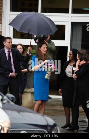 14. Februar 2014 eröffnet - Ealing, UK - The Duchess of Cambridge, Kate Middleton, die ICAP-Kunstraum in Northolt High School in Ealing. Kunst-Raum ist eine Wohltätigkeitsorganisation, die bietet Kunst als Therapie für Kinder in Oxford und London von denen ihrer königlichen Hoheit der Patron ist. (Bild Kredit: Pete Lusabia/NurPhoto/ZUMAPRESS.com ©) Stockfoto