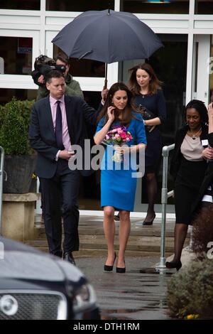 14. Februar 2014 eröffnet - Ealing, UK - The Duchess of Cambridge, Kate Middleton, die ICAP-Kunstraum in Northolt High School in Ealing. Kunst-Raum ist eine Wohltätigkeitsorganisation, die bietet Kunst als Therapie für Kinder in Oxford und London von denen ihrer königlichen Hoheit der Patron ist. (Bild Kredit: Pete Lusabia/NurPhoto/ZUMAPRESS.com ©) Stockfoto