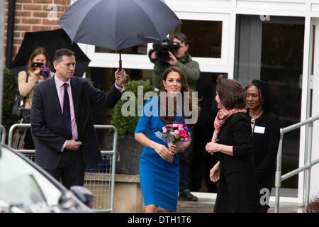 14. Februar 2014 eröffnet - Ealing, UK - The Duchess of Cambridge, Kate Middleton, die ICAP-Kunstraum in Northolt High School in Ealing. Kunst-Raum ist eine Wohltätigkeitsorganisation, die bietet Kunst als Therapie für Kinder in Oxford und London von denen ihrer königlichen Hoheit der Patron ist. (Bild Kredit: Pete Lusabia/NurPhoto/ZUMAPRESS.com ©) Stockfoto