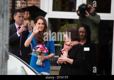 14. Februar 2014 eröffnet - Ealing, UK - The Duchess of Cambridge, Kate Middleton, die ICAP-Kunstraum in Northolt High School in Ealing. Kunst-Raum ist eine Wohltätigkeitsorganisation, die bietet Kunst als Therapie für Kinder in Oxford und London von denen ihrer königlichen Hoheit der Patron ist. (Bild Kredit: Pete Lusabia/NurPhoto/ZUMAPRESS.com ©) Stockfoto