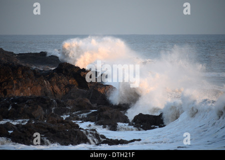 Breaking Wave verschlingt Felsenküste Stockfoto