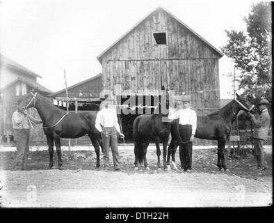 Männer und Pferde vor Scheune 1904 Stockfoto