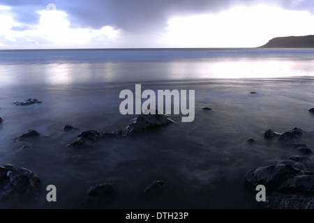 die Flut hinterlässt eine Spur der Bewegung in einem Rock pool Stockfoto