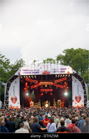 Eine Menschenmenge beobachten eine der Bands, die in einem kostenlosen Open-Air-Konzert, Teil des großen Wochenendes, Cardiff. Stockfoto