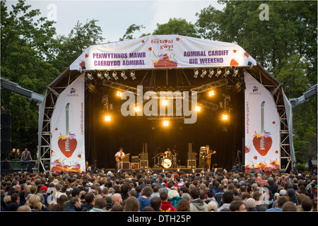 Eine Menschenmenge beobachten eine der Bands, die in einem kostenlosen Open-Air-Konzert, Teil des großen Wochenendes, Cardiff. Stockfoto