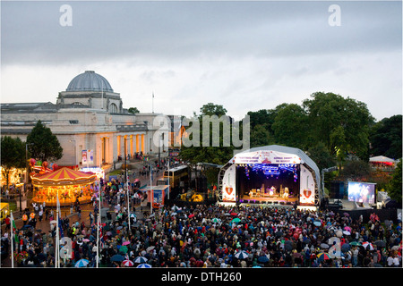 Eine Menschenmenge beobachten eine der Bands, die in einem kostenlosen Open-Air-Konzert, Teil des großen Wochenendes, Cardiff. Stockfoto