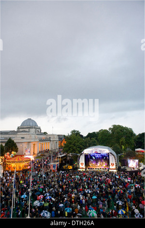 Eine Menschenmenge beobachten eine der Bands, die in einem kostenlosen Open-Air-Konzert, Teil des großen Wochenendes, Cardiff. Stockfoto