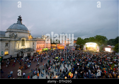 Eine Menschenmenge beobachten eine der Bands, die in einem kostenlosen Open-Air-Konzert, Teil des großen Wochenendes, Cardiff. Stockfoto