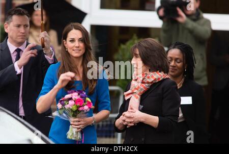 14. Februar 2014 eröffnet - Ealing, UK - The Duchess of Cambridge, Kate Middleton, die ICAP-Kunstraum in Northolt High School in Ealing. Kunst-Raum ist eine Wohltätigkeitsorganisation, die bietet Kunst als Therapie für Kinder in Oxford und London von denen ihrer königlichen Hoheit der Patron ist. (Bild Kredit: Pete Lusabia/NurPhoto/ZUMAPRESS.com ©) Stockfoto