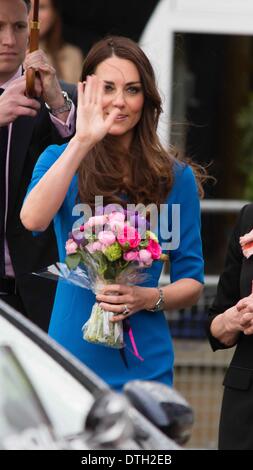 14. Februar 2014 eröffnet - Ealing, UK - The Duchess of Cambridge, Kate Middleton, die ICAP-Kunstraum in Northolt High School in Ealing. Kunst-Raum ist eine Wohltätigkeitsorganisation, die bietet Kunst als Therapie für Kinder in Oxford und London von denen ihrer königlichen Hoheit der Patron ist. (Bild Kredit: Pete Lusabia/NurPhoto/ZUMAPRESS.com ©) Stockfoto