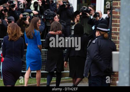 14. Februar 2014 eröffnet - Ealing, UK - The Duchess of Cambridge, Kate Middleton, die ICAP-Kunstraum in Northolt High School in Ealing. Kunst-Raum ist eine Wohltätigkeitsorganisation, die bietet Kunst als Therapie für Kinder in Oxford und London von denen ihrer königlichen Hoheit der Patron ist. (Bild Kredit: Pete Lusabia/NurPhoto/ZUMAPRESS.com ©) Stockfoto