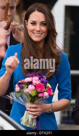 14. Februar 2014 eröffnet - Ealing, UK - The Duchess of Cambridge, Kate Middleton, die ICAP-Kunstraum in Northolt High School in Ealing. Kunst-Raum ist eine Wohltätigkeitsorganisation, die bietet Kunst als Therapie für Kinder in Oxford und London von denen ihrer königlichen Hoheit der Patron ist. (Bild Kredit: Pete Lusabia/NurPhoto/ZUMAPRESS.com ©) Stockfoto