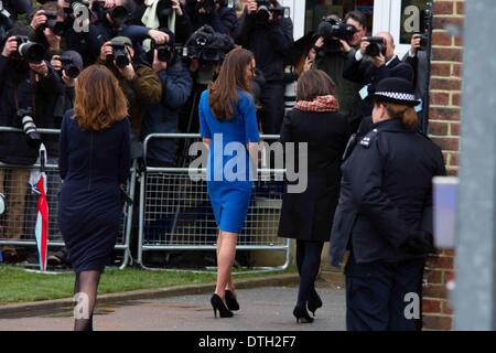 14. Februar 2014 eröffnet - Ealing, UK - The Duchess of Cambridge, Kate Middleton, die ICAP-Kunstraum in Northolt High School in Ealing. Kunst-Raum ist eine Wohltätigkeitsorganisation, die bietet Kunst als Therapie für Kinder in Oxford und London von denen ihrer königlichen Hoheit der Patron ist. (Bild Kredit: Pete Lusabia/NurPhoto/ZUMAPRESS.com ©) Stockfoto