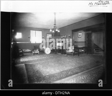 Dieses Bild zeigt den Musikraum des Bruderschaftshauses Phi Delta Theta, wahrscheinlich an der Miami University. Der Raum verfügt über Musikinstrumente, darunter Schlagzeug und Klavier, und unterstreicht die kulturelle Rolle der Brüderschaften im Studentenleben und in den Traditionen. Stockfoto